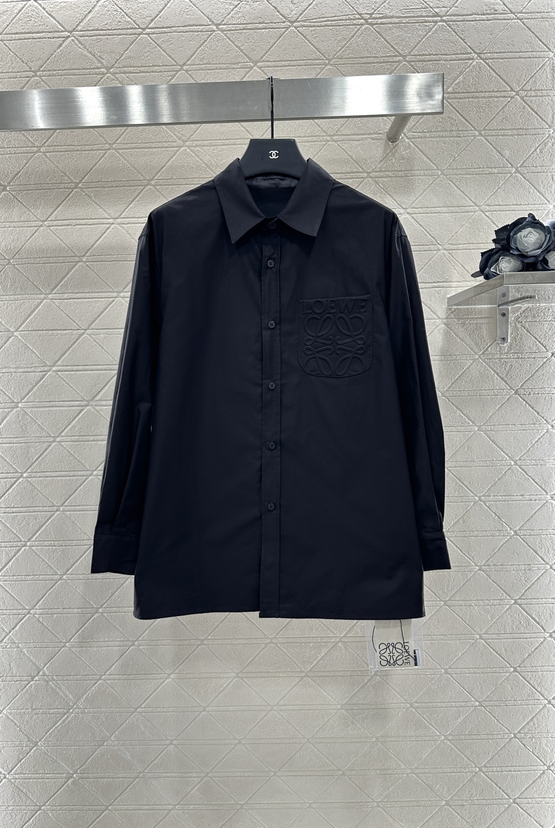 ♥Loew*♥2025新品上架
   廓形中性百搭衬衣
定制YB斜纹全棉材质 肌理明显 挺括有型 翻领长