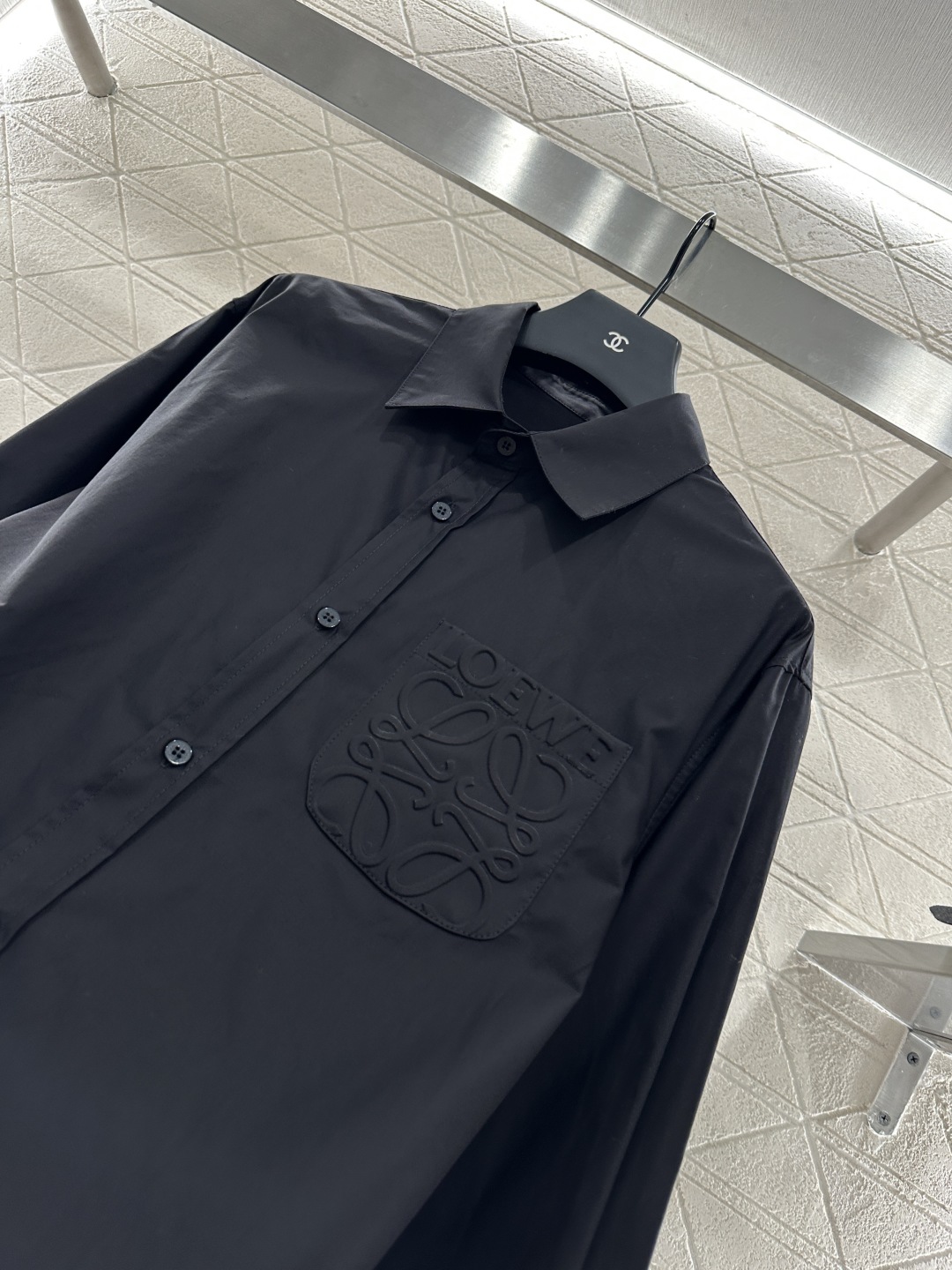 ♥Loew*♥2025新品上架
   廓形中性百搭衬衣
定制YB斜纹全棉材质 肌理明显 挺括有型 翻领长