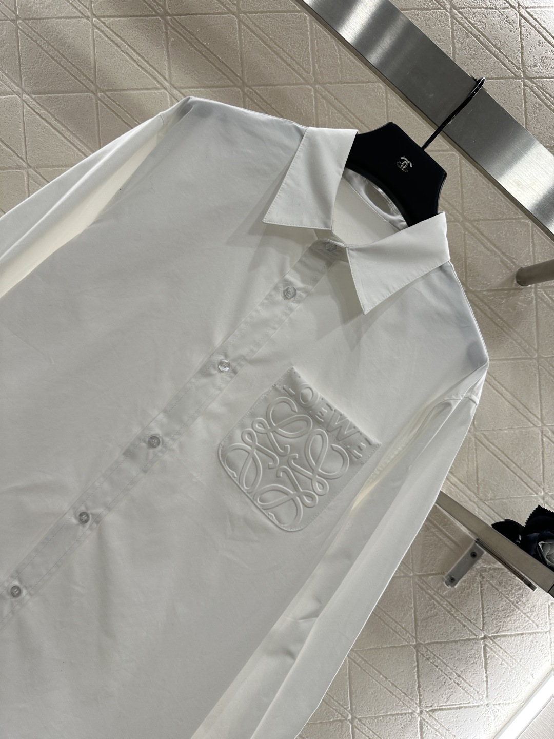 ♥Loew*♥2025新品上架
   廓形中性百搭衬衣
定制YB斜纹全棉材质 肌理明显 挺括有型 翻领长