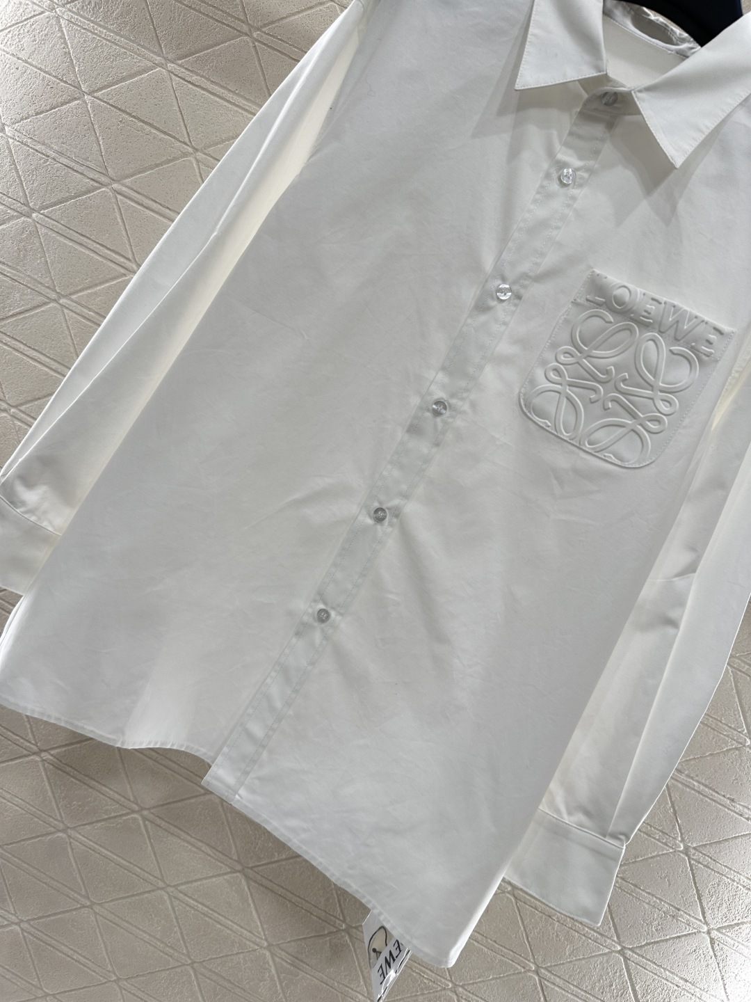 ♥Loew*♥2025新品上架
   廓形中性百搭衬衣
定制YB斜纹全棉材质 肌理明显 挺括有型 翻领长