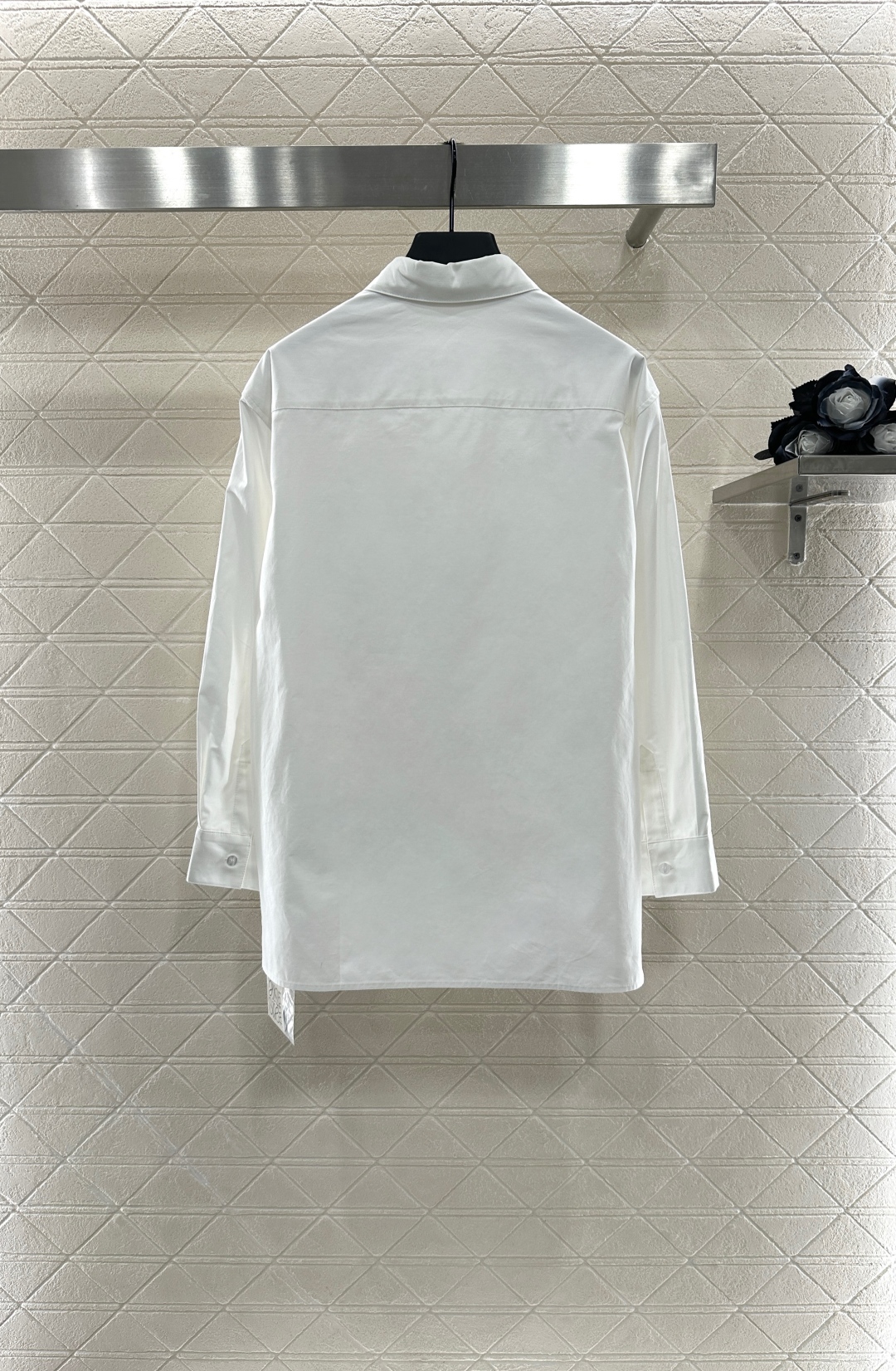 ♥Loew*♥2025新品上架
   廓形中性百搭衬衣
定制YB斜纹全棉材质 肌理明显 挺括有型 翻领长