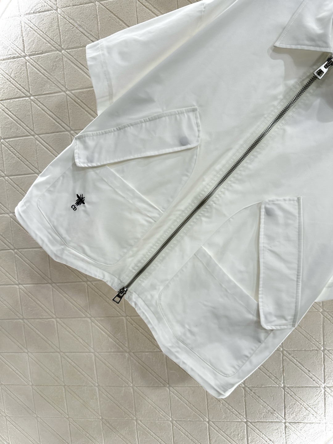 ♥Dio*♥2025新品上架
 中阔袖夹克外套裙裤套装
定制YB进口冲锋材质 挺括有型 质感十足 翻领夹