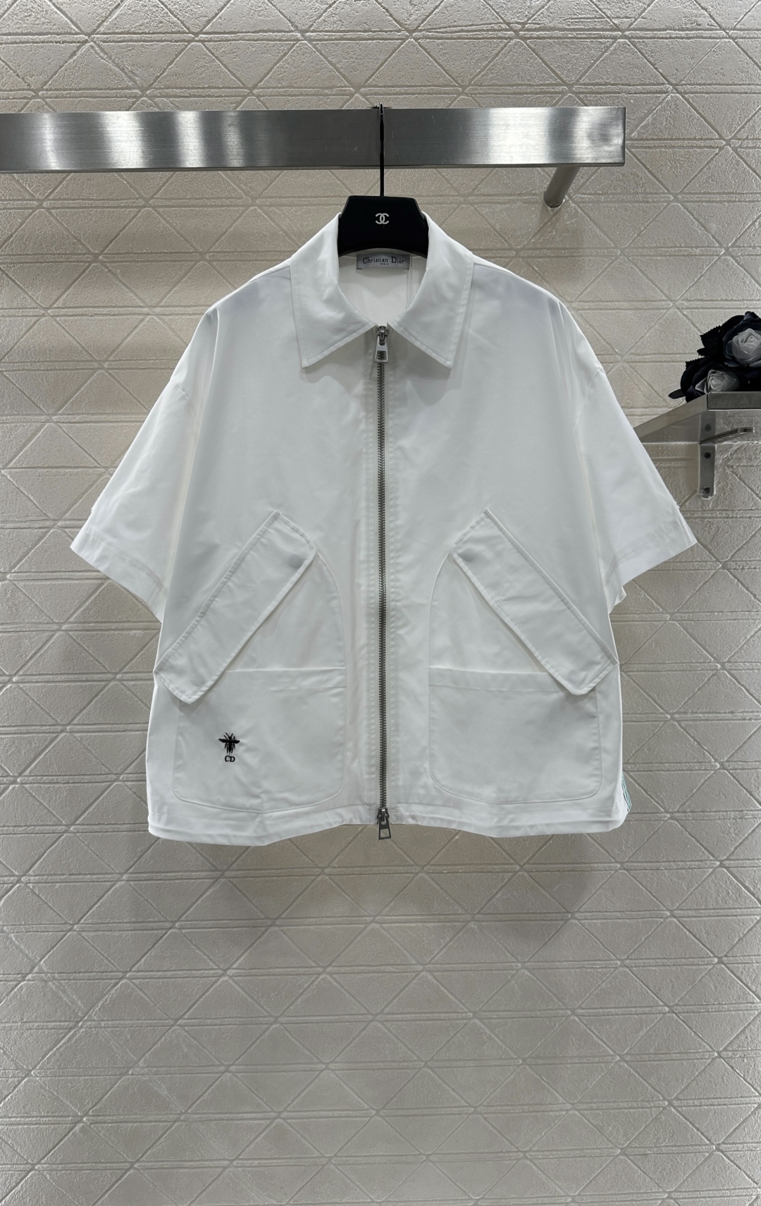 ♥Dio*♥2025新品上架
 中阔袖夹克外套裙裤套装
定制YB进口冲锋材质 挺括有型 质感十足 翻领夹