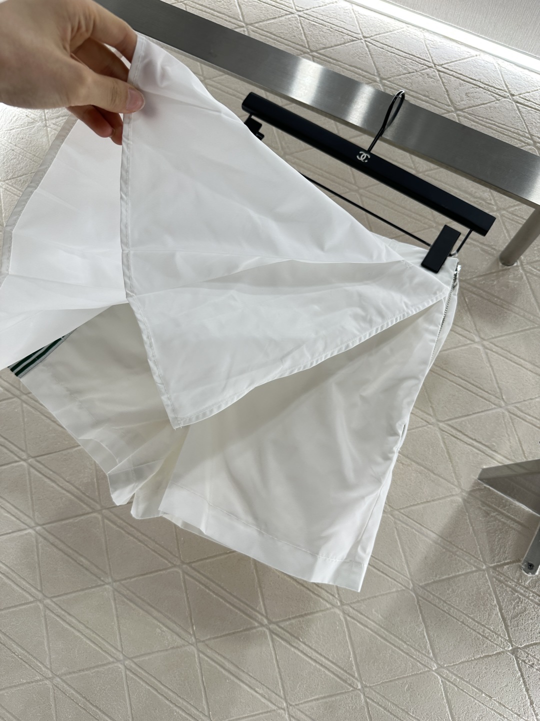 ♥Dio*♥2025新品上架
中阔袖夹克外套半裙套装
定制YB进口冲锋材质 挺括有型 质感十足 翻领夹克