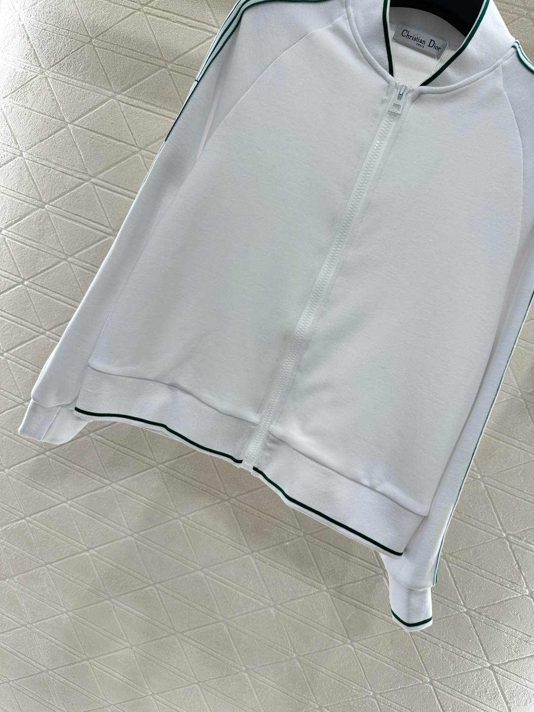 ♥Dio*♥2025新品上架
     拉链外套长裤套装
定制YB朱地全棉材质 细腻肌理 透气舒适 修身