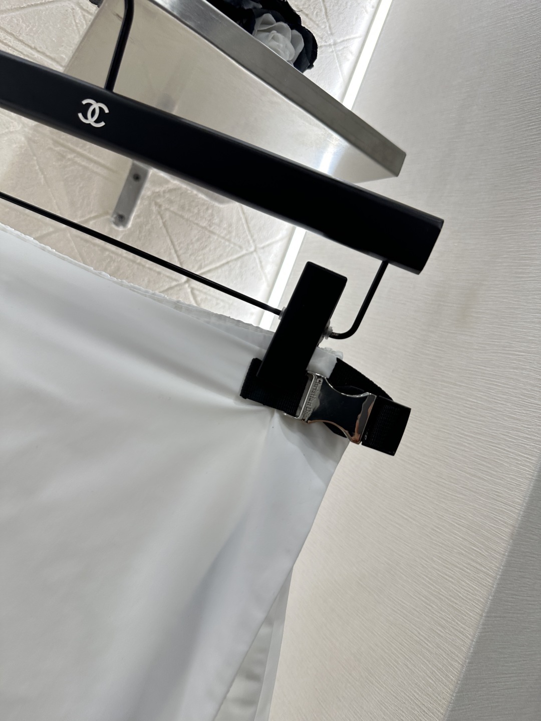 ♥Dio*♥2025新品上架
 中阔袖夹克外套裙裤套装
定制YB进口冲锋材质 挺括有型 质感十足 翻领夹