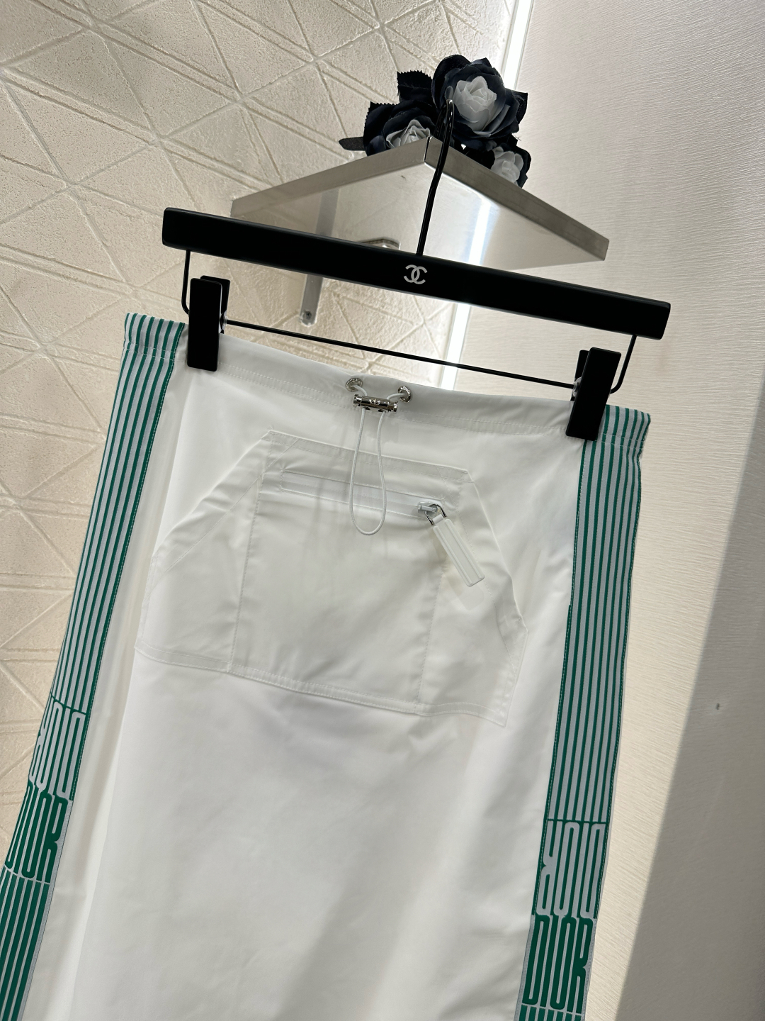 ♥Dio*♥2025新品上架
中阔袖夹克外套半裙套装
定制YB进口冲锋材质 挺括有型 质感十足 翻领夹克