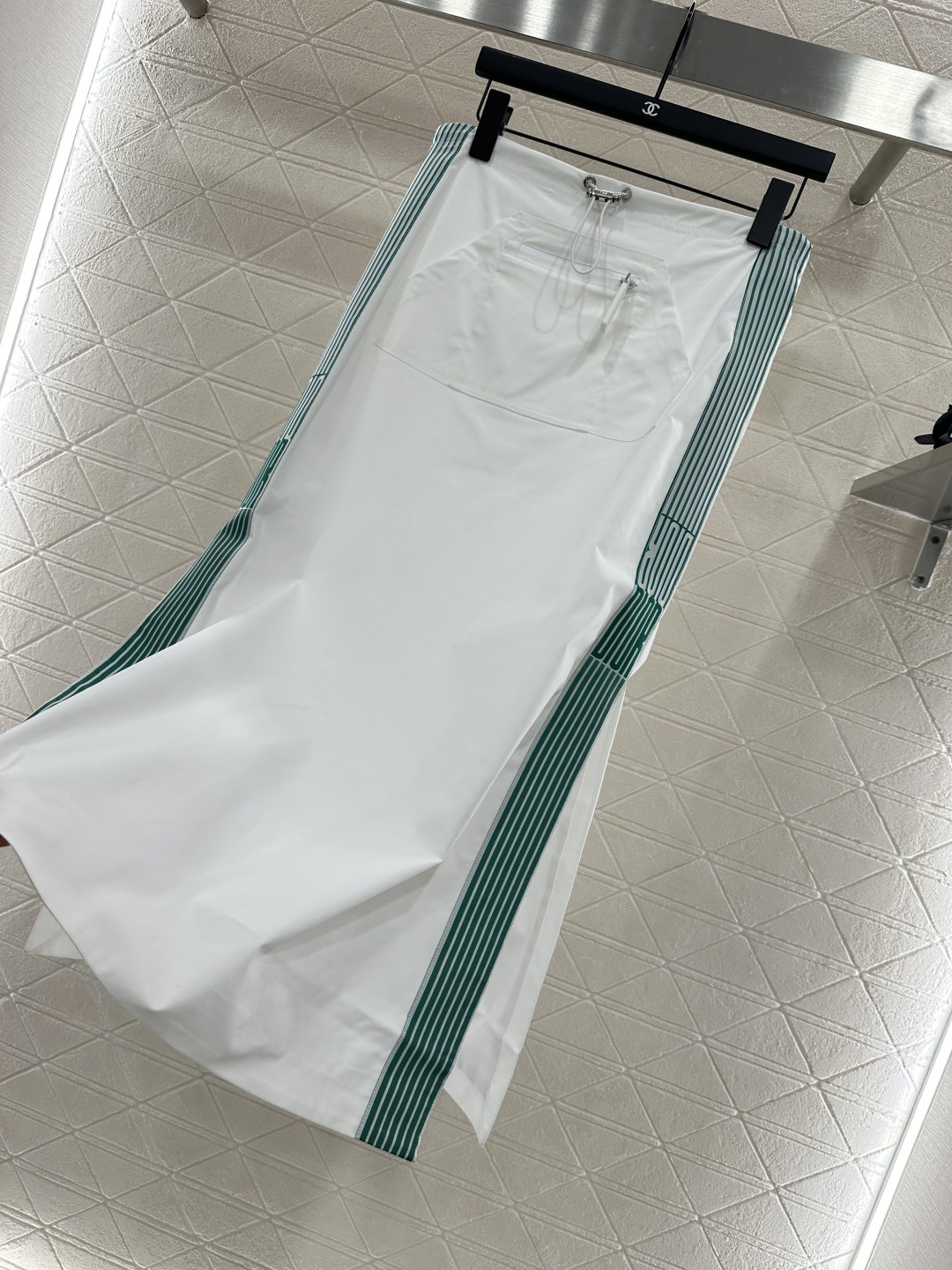 ♥Dio*♥2025新品上架
中阔袖夹克外套半裙套装
定制YB进口冲锋材质 挺括有型 质感十足 翻领夹克