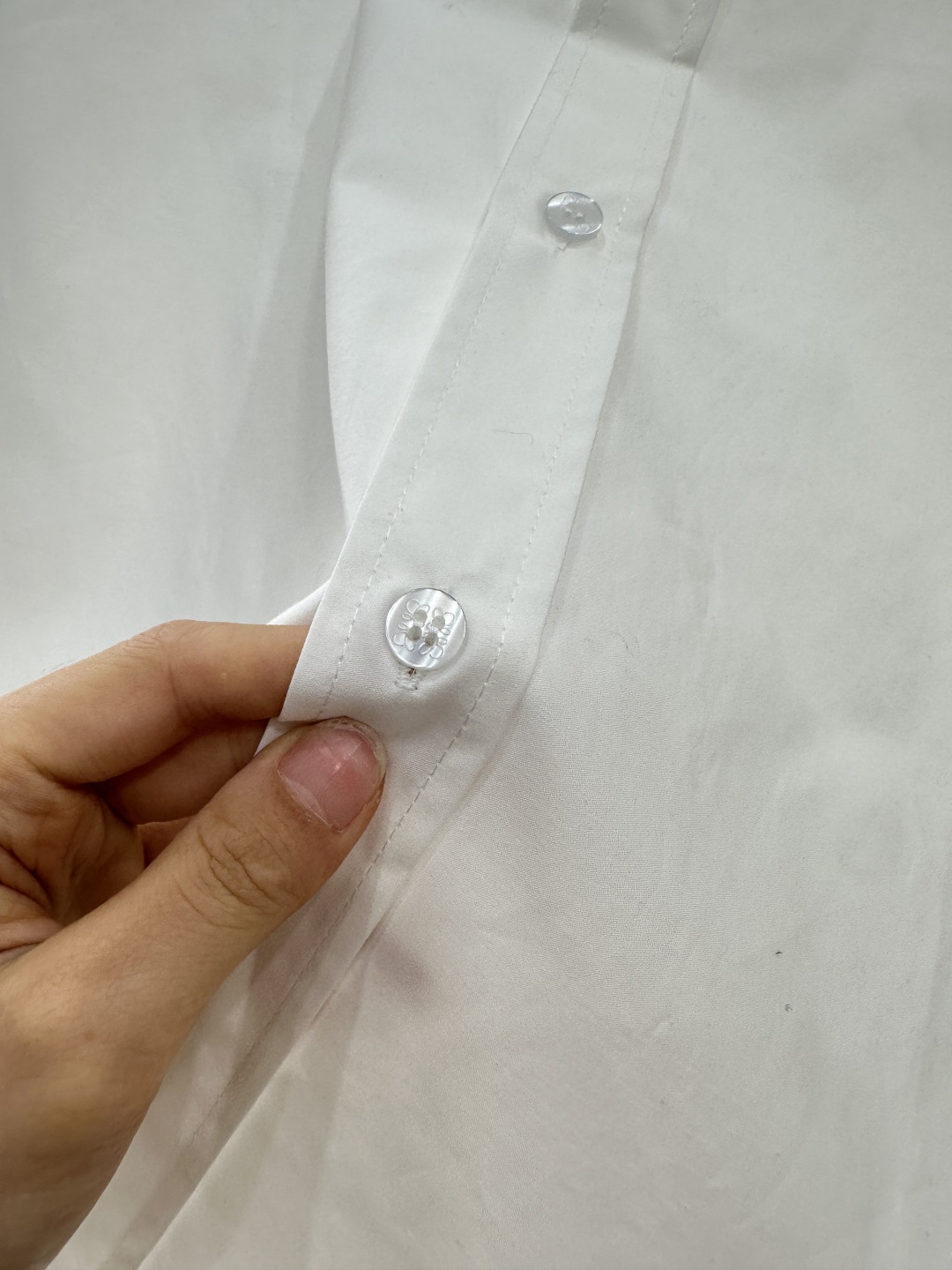 ♥Loew*♥2025新品上架
   廓形中性百搭衬衣
定制YB斜纹全棉材质 肌理明显 挺括有型 翻领长