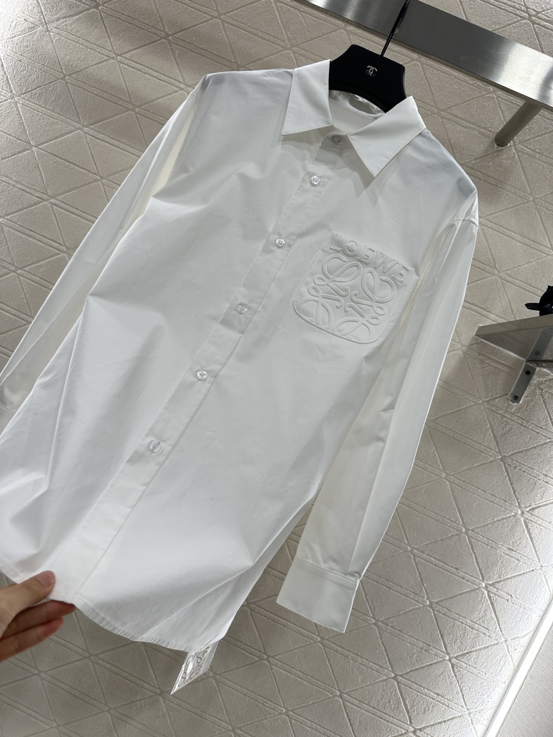 ♥Loew*♥2025新品上架
   廓形中性百搭衬衣
定制YB斜纹全棉材质 肌理明显 挺括有型 翻领长