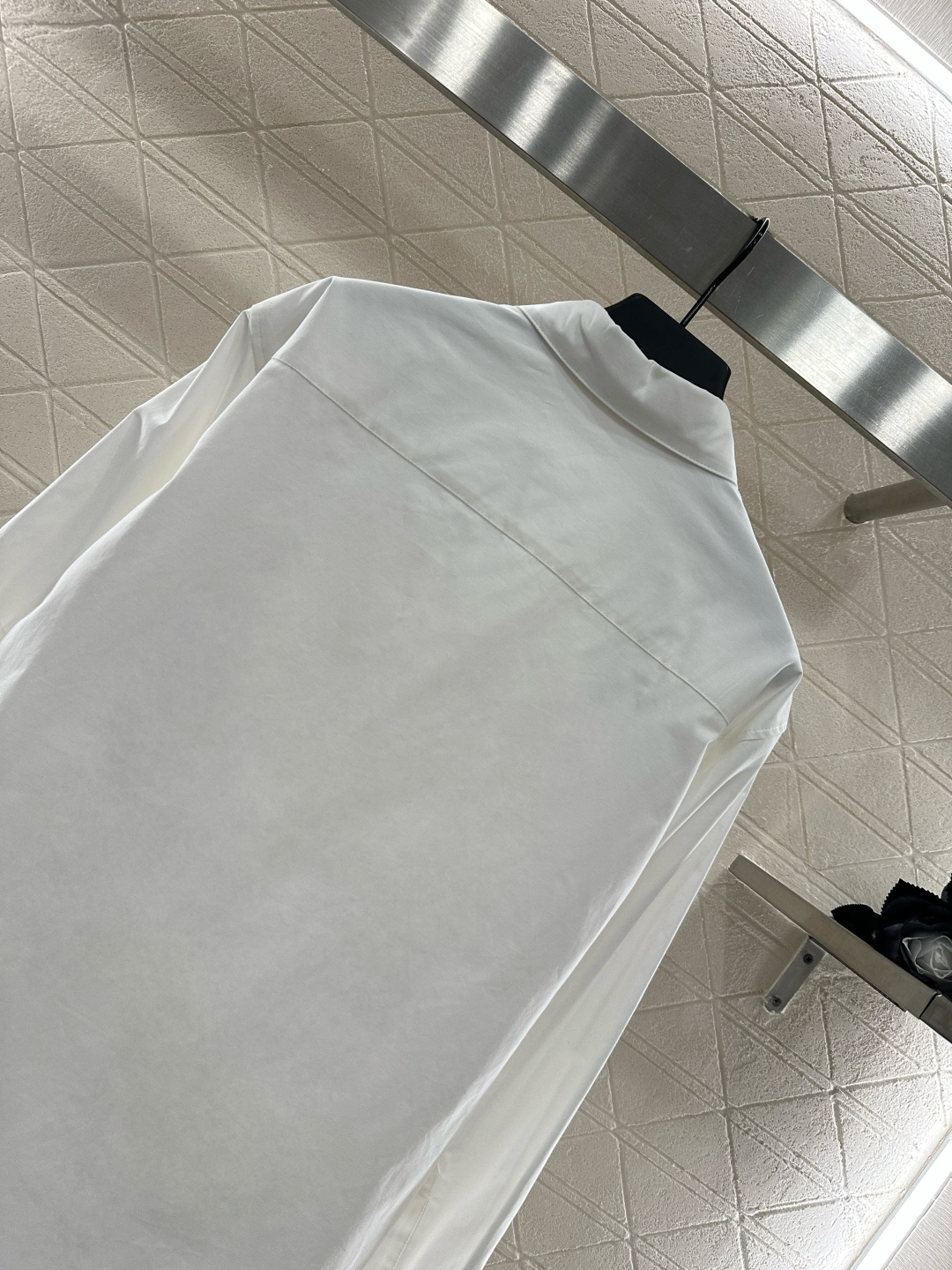 ♥Loew*♥2025新品上架
   廓形中性百搭衬衣
定制YB斜纹全棉材质 肌理明显 挺括有型 翻领长