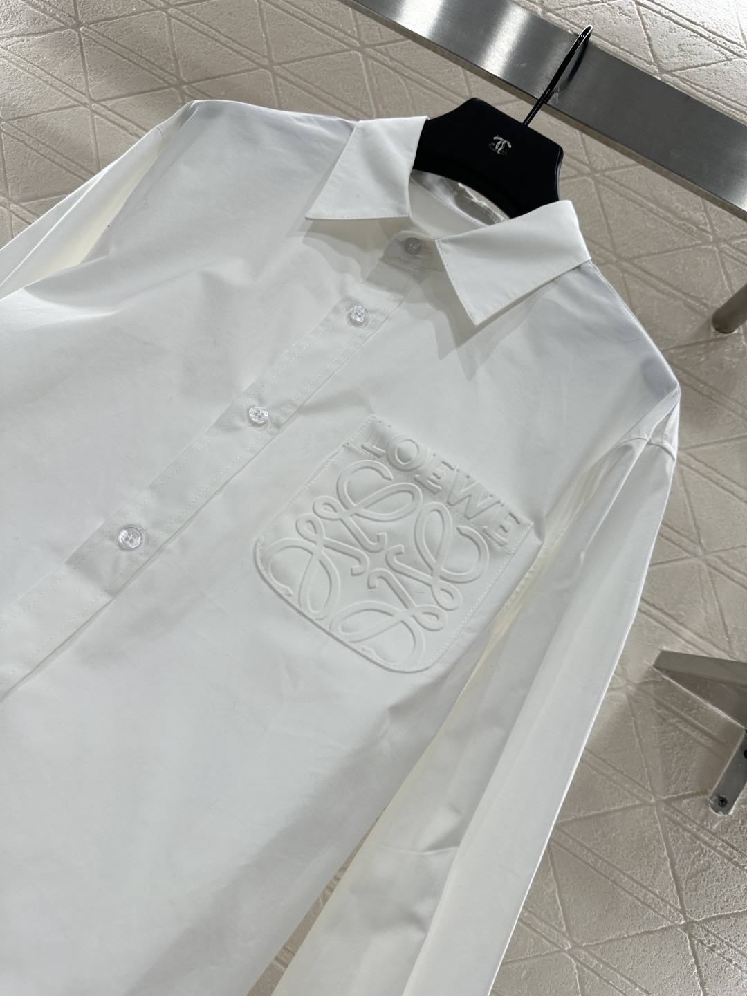 ♥Loew*♥2025新品上架
   廓形中性百搭衬衣
定制YB斜纹全棉材质 肌理明显 挺括有型 翻领长