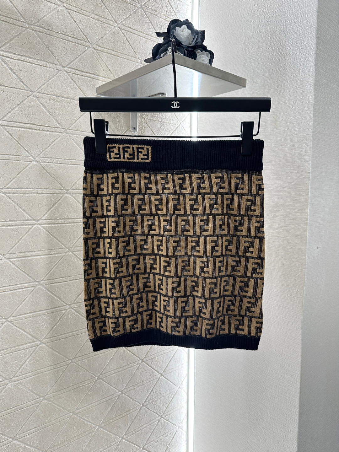 ♥Fend*♥2025新品上架
 圆领提花针织短袖半裙套装
定制YB羊毛纱线织造 质感光泽 弹力舒适 圆