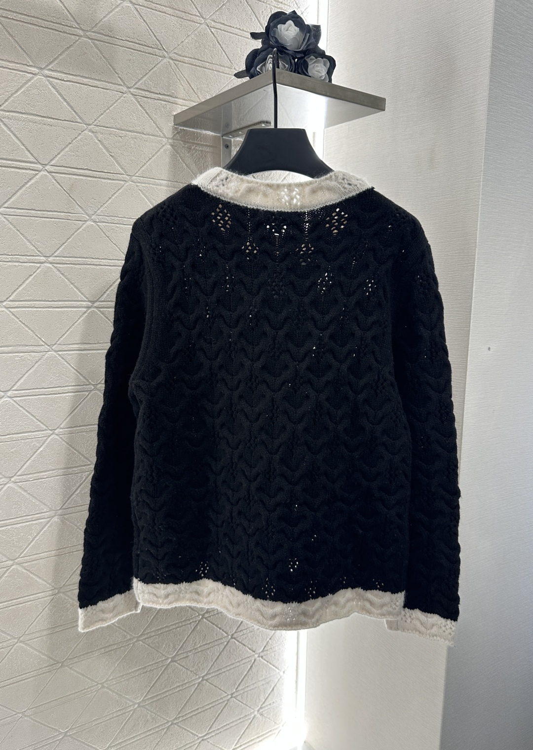 ♥Chane*♥2024新品上架
     黑白编织套头毛衣
定制YB羊毛纱线织造 质感高级 舒适柔软 