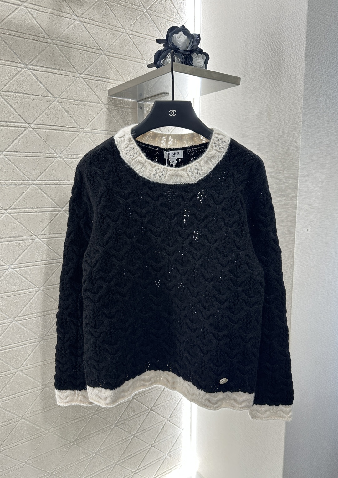 ♥Chane*♥2024新品上架
     黑白编织套头毛衣
定制YB羊毛纱线织造 质感高级 舒适柔软 