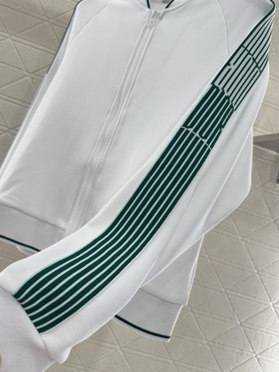 ♥Dio*♥2025新品上架
     拉链外套长裤套装
定制YB朱地全棉材质 细腻肌理 透气舒适 修身