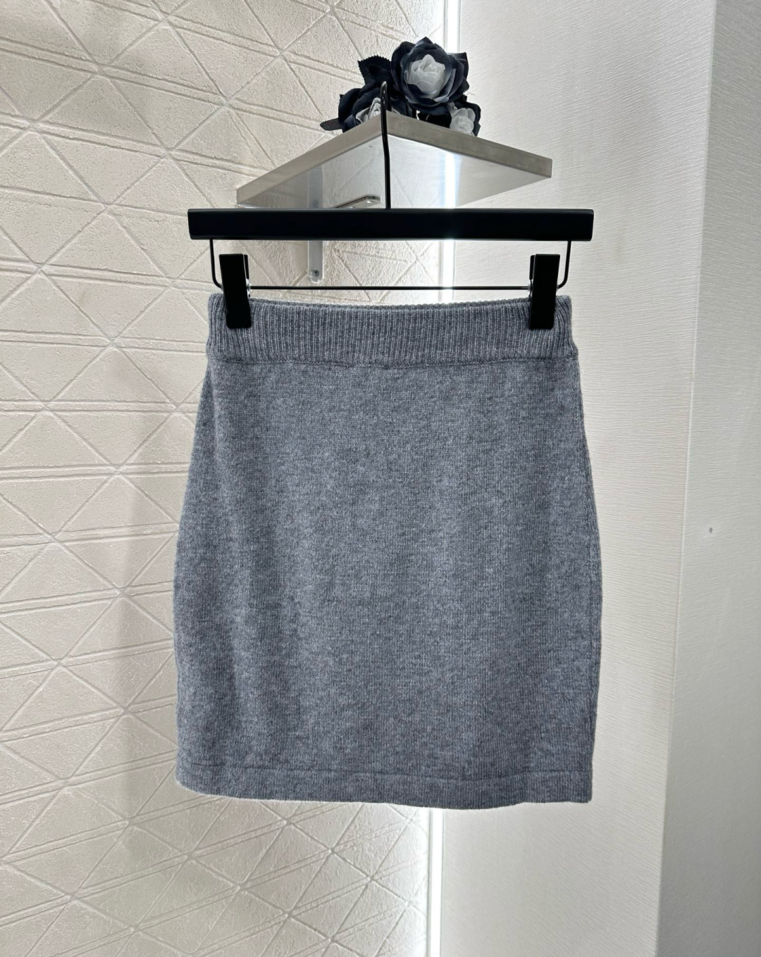 ♥Chane*♥2025新品上架
      针织开衫短裙套装
定制YB羊绒纱线织造 穿搭舒适 柔软细腻