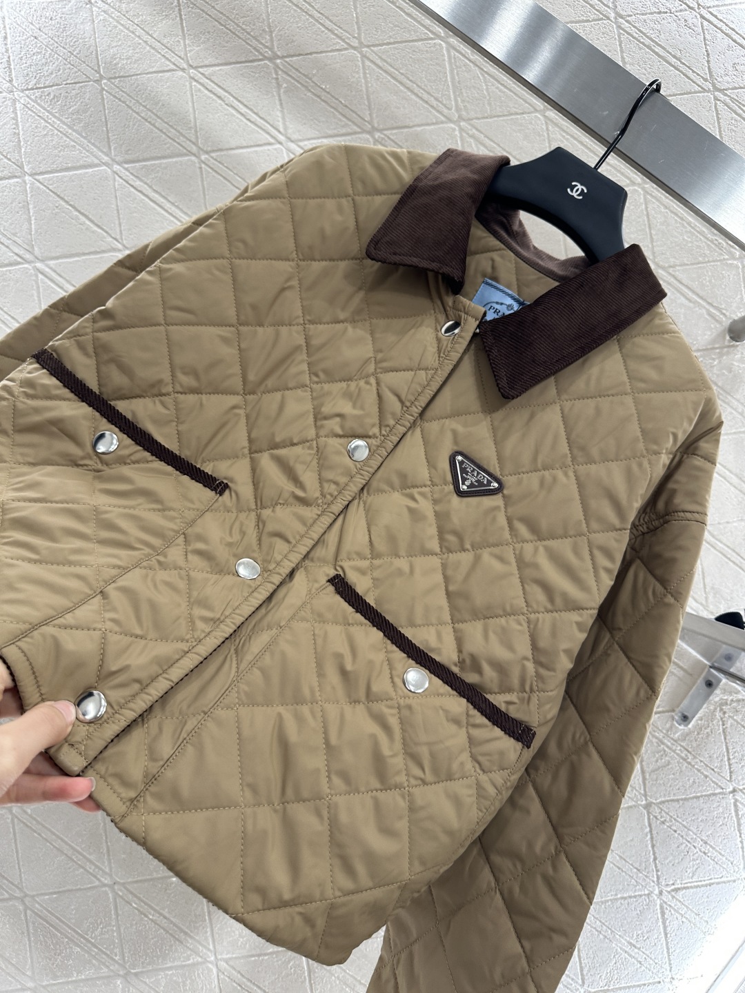 ♥Prad*♥2025新品上架
 灯芯绒领格纹短款棉服外套
定制YB外层防风防水尼龙材质 内里羽绒棉填充