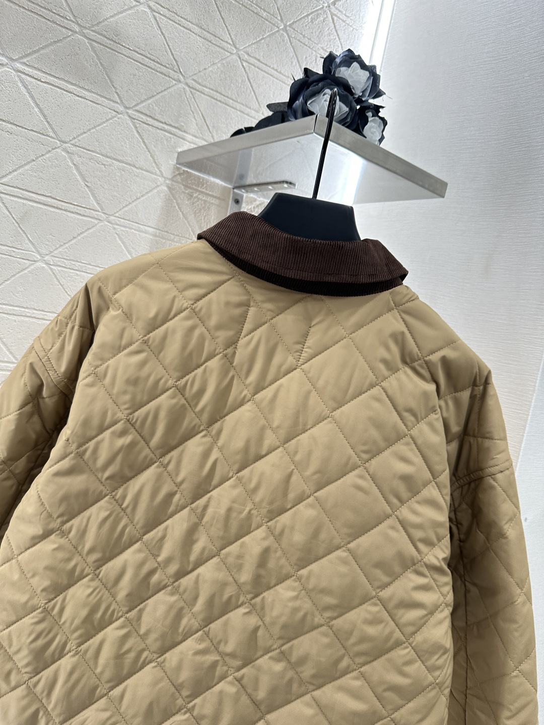 ♥Prad*♥2025新品上架
 灯芯绒领格纹短款棉服外套
定制YB外层防风防水尼龙材质 内里羽绒棉填充