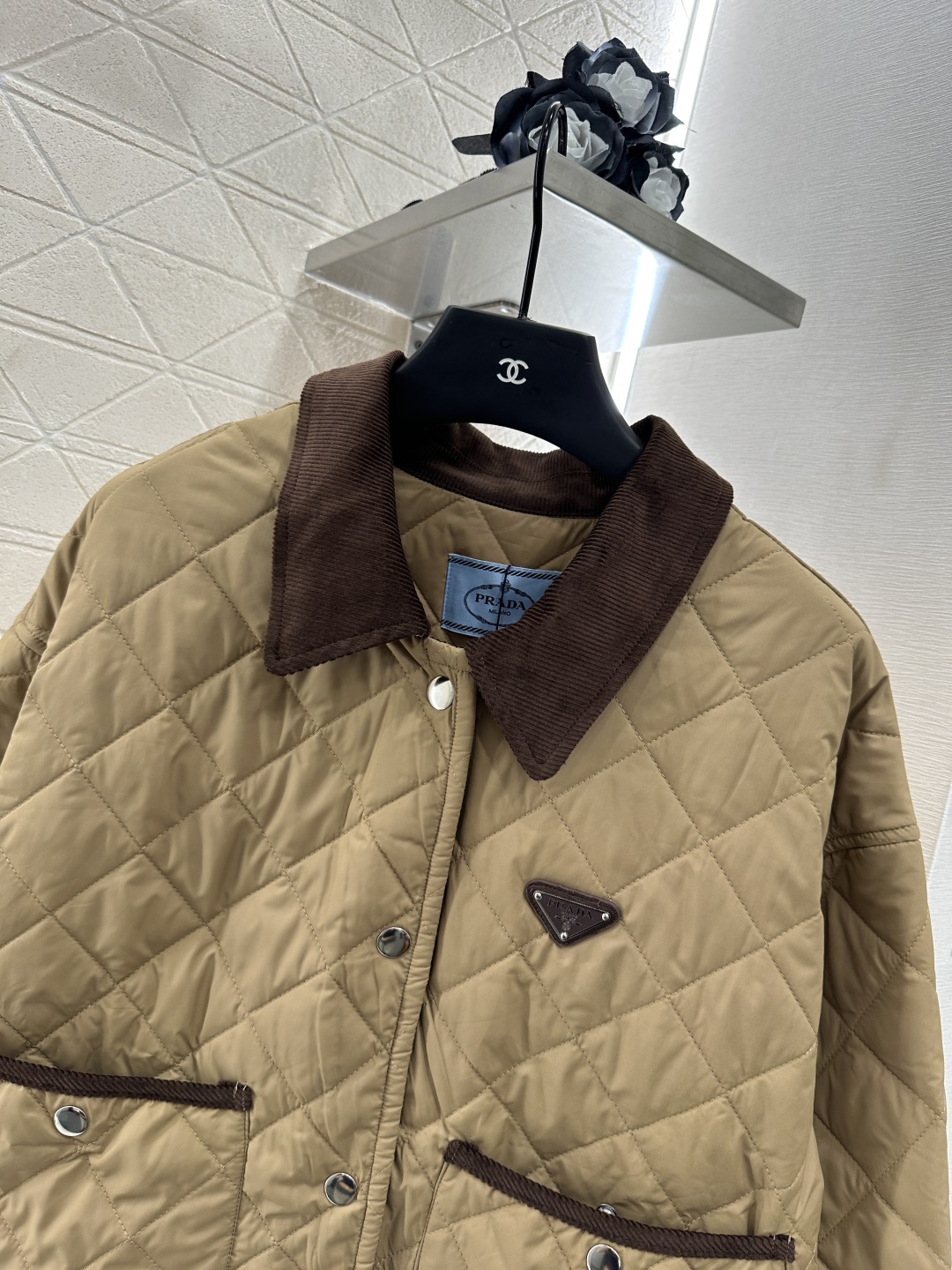 ♥Prad*♥2025新品上架
 灯芯绒领格纹短款棉服外套
定制YB外层防风防水尼龙材质 内里羽绒棉填充