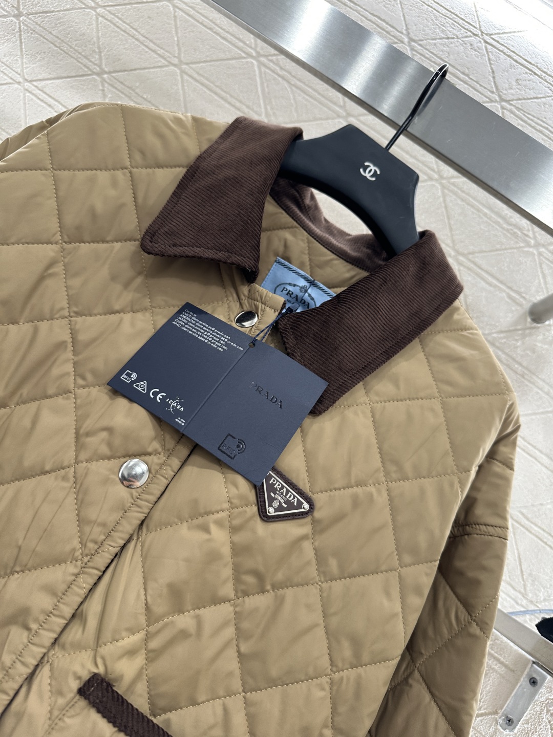♥Prad*♥2025新品上架
 灯芯绒领格纹短款棉服外套
定制YB外层防风防水尼龙材质 内里羽绒棉填充