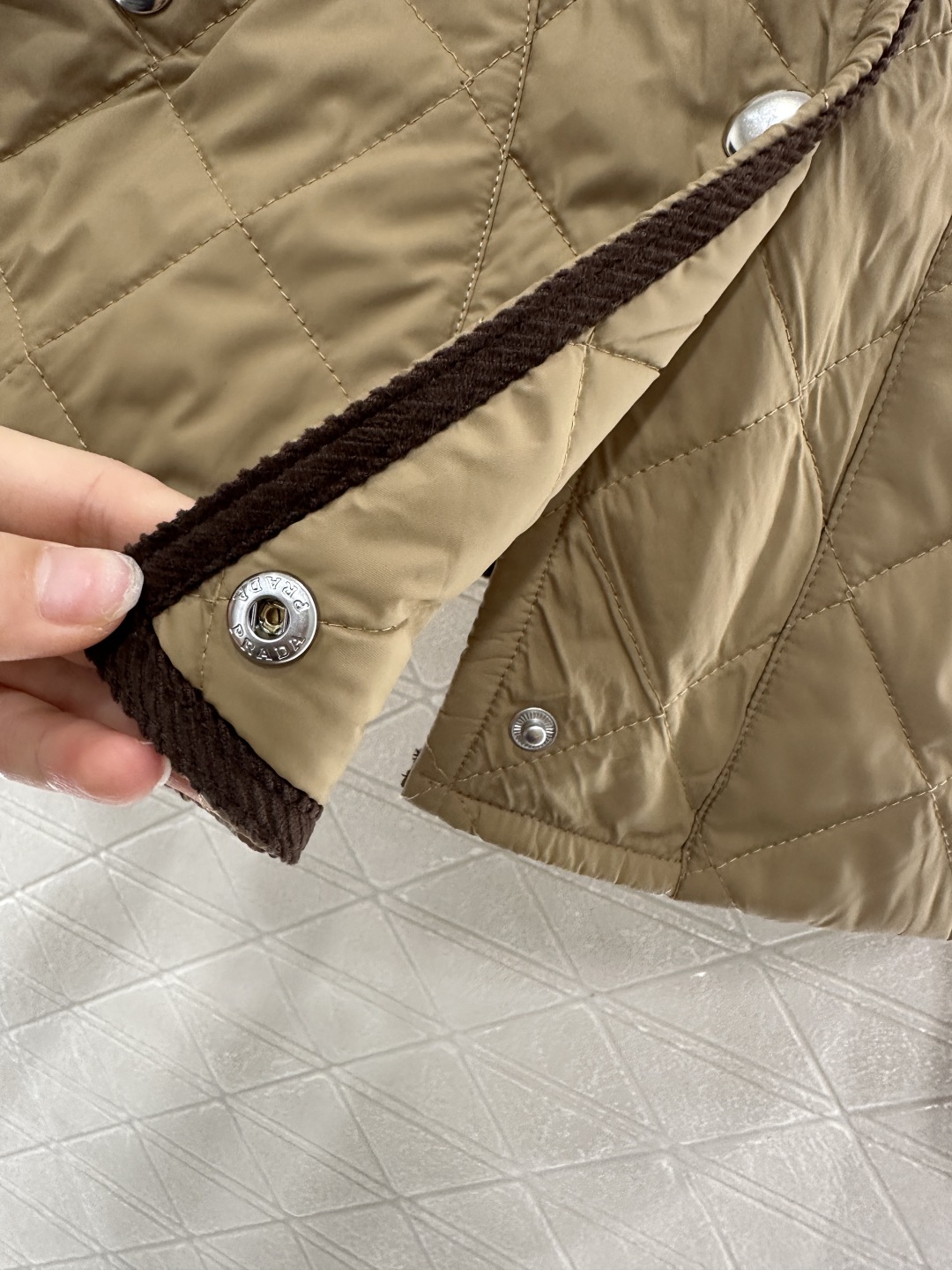 ♥Prad*♥2025新品上架
 灯芯绒领格纹短款棉服外套
定制YB外层防风防水尼龙材质 内里羽绒棉填充