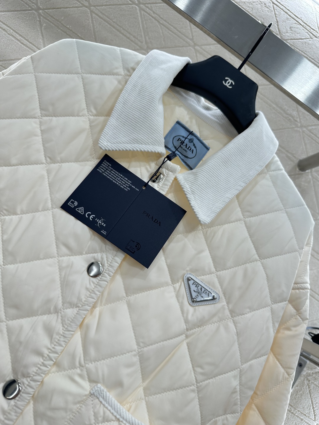 ♥Prad*♥2025新品上架
 灯芯绒领格纹短款棉服外套
定制YB外层防风防水尼龙材质 内里羽绒棉填充