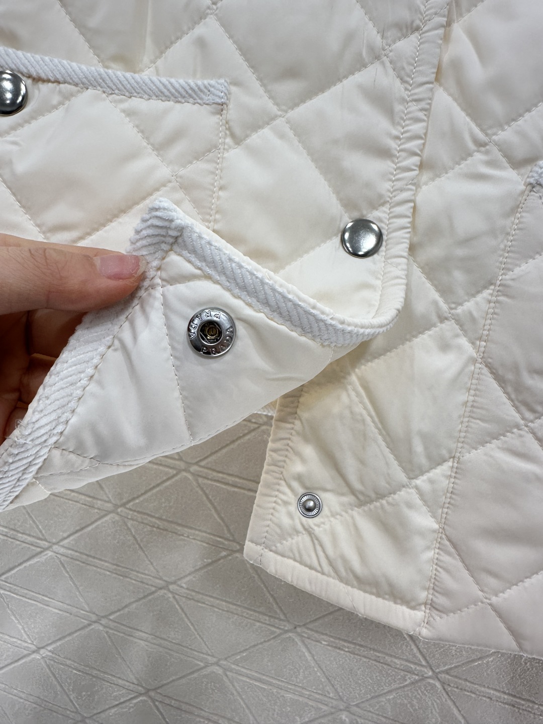 ♥Prad*♥2025新品上架
 灯芯绒领格纹短款棉服外套
定制YB外层防风防水尼龙材质 内里羽绒棉填充