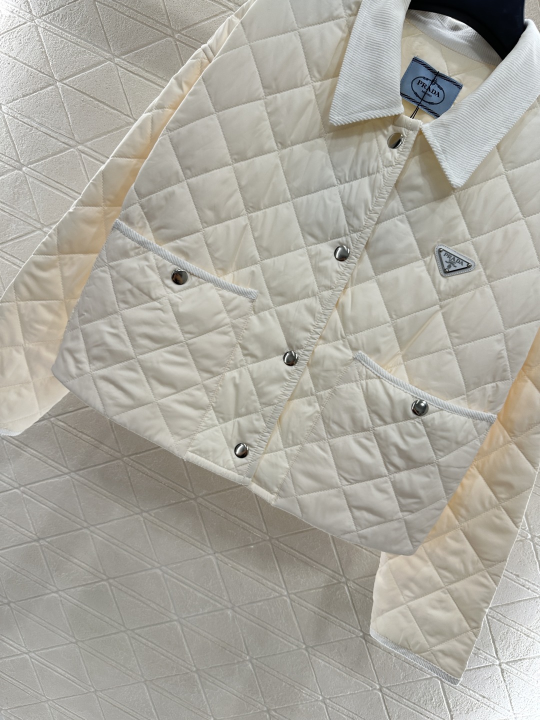 ♥Prad*♥2025新品上架
 灯芯绒领格纹短款棉服外套
定制YB外层防风防水尼龙材质 内里羽绒棉填充