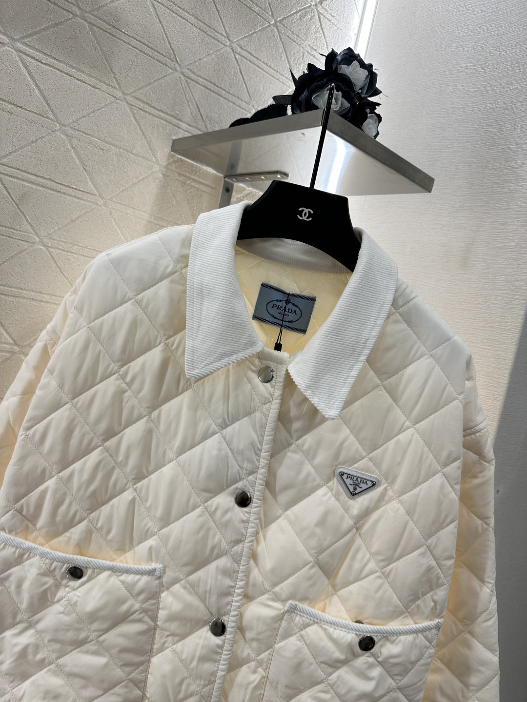 ♥Prad*♥2025新品上架
 灯芯绒领格纹短款棉服外套
定制YB外层防风防水尼龙材质 内里羽绒棉填充