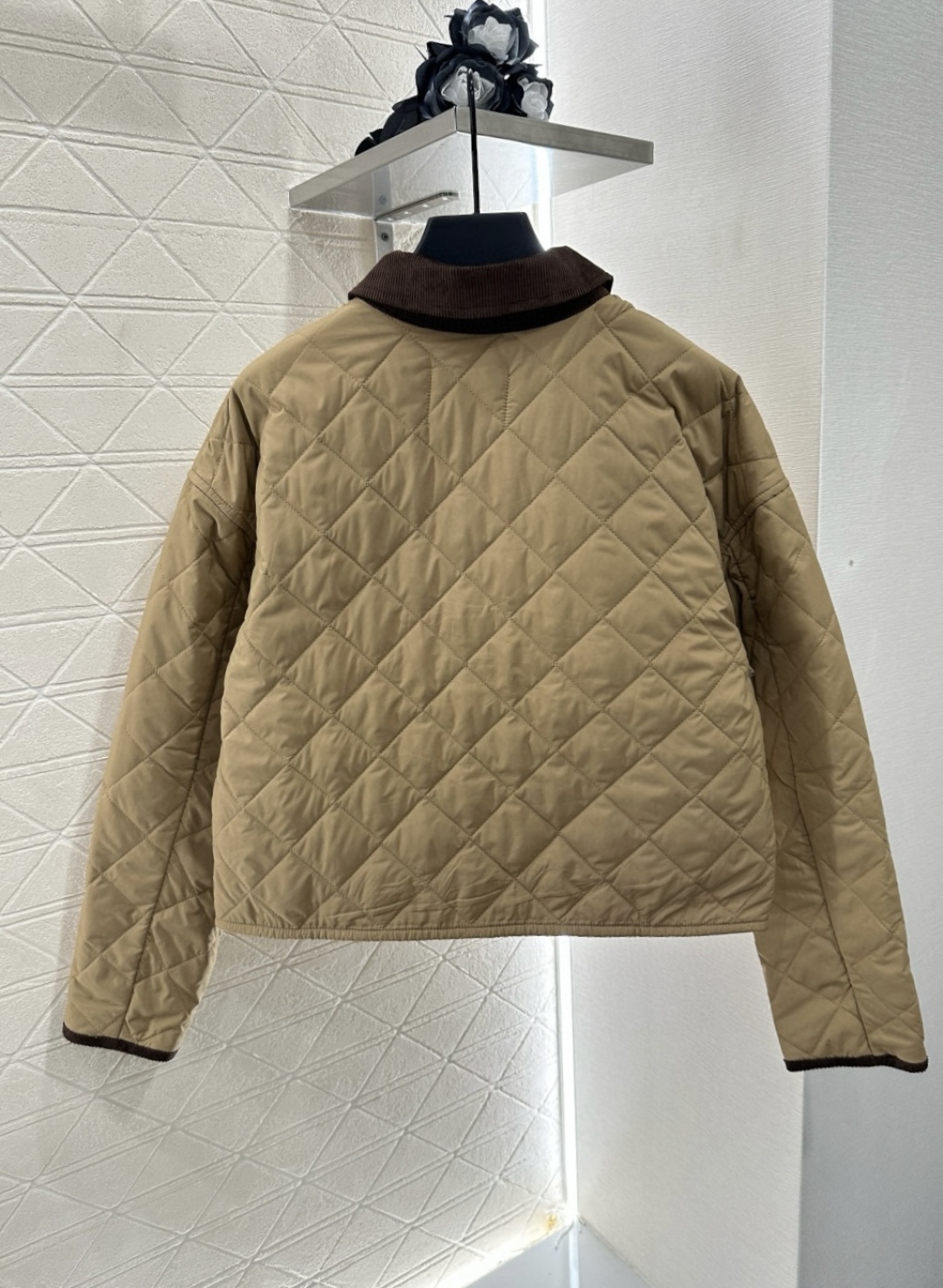 ♥Prad*♥2025新品上架
 灯芯绒领格纹短款棉服外套
定制YB外层防风防水尼龙材质 内里羽绒棉填充