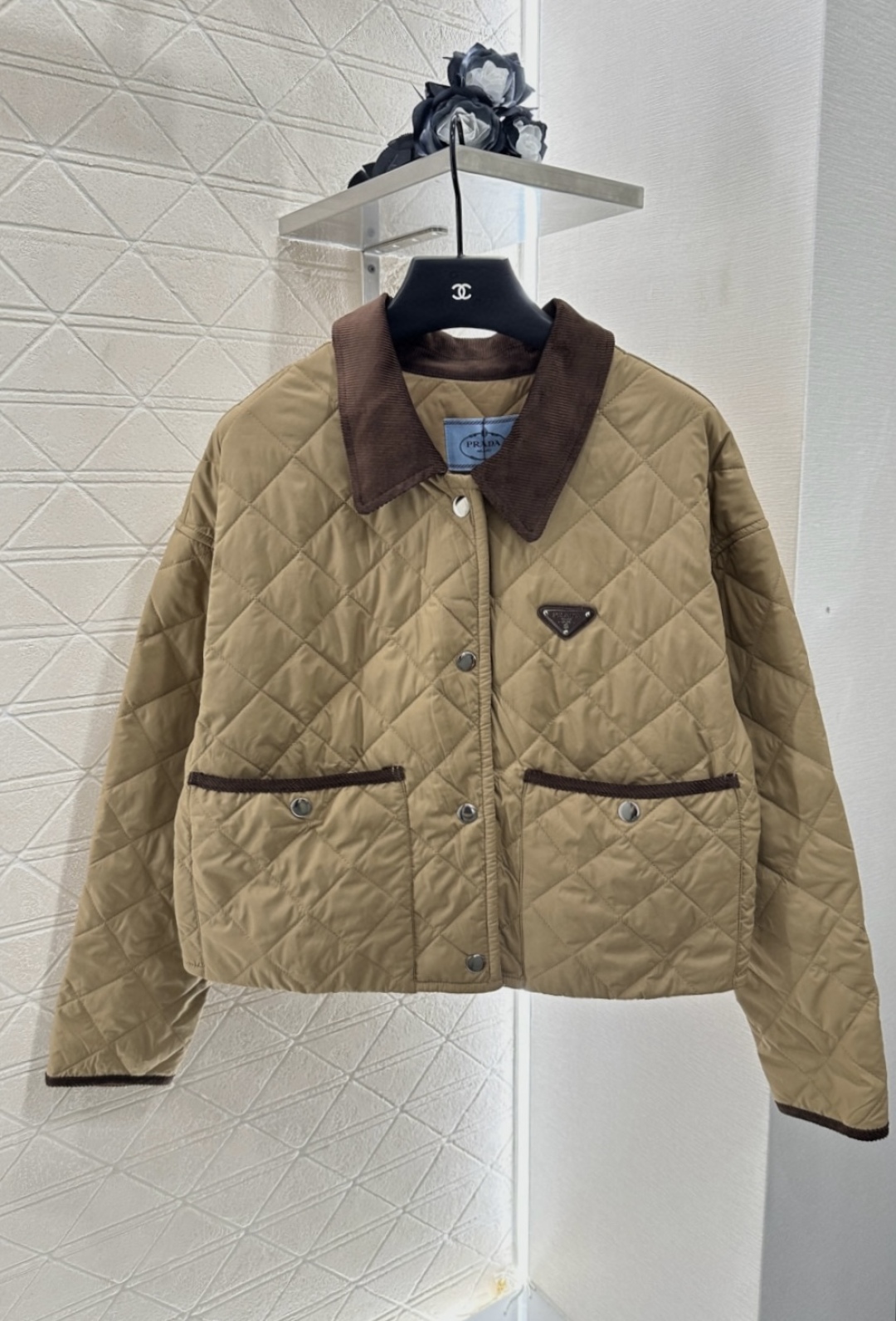 ♥Prad*♥2025新品上架
 灯芯绒领格纹短款棉服外套
定制YB外层防风防水尼龙材质 内里羽绒棉填充