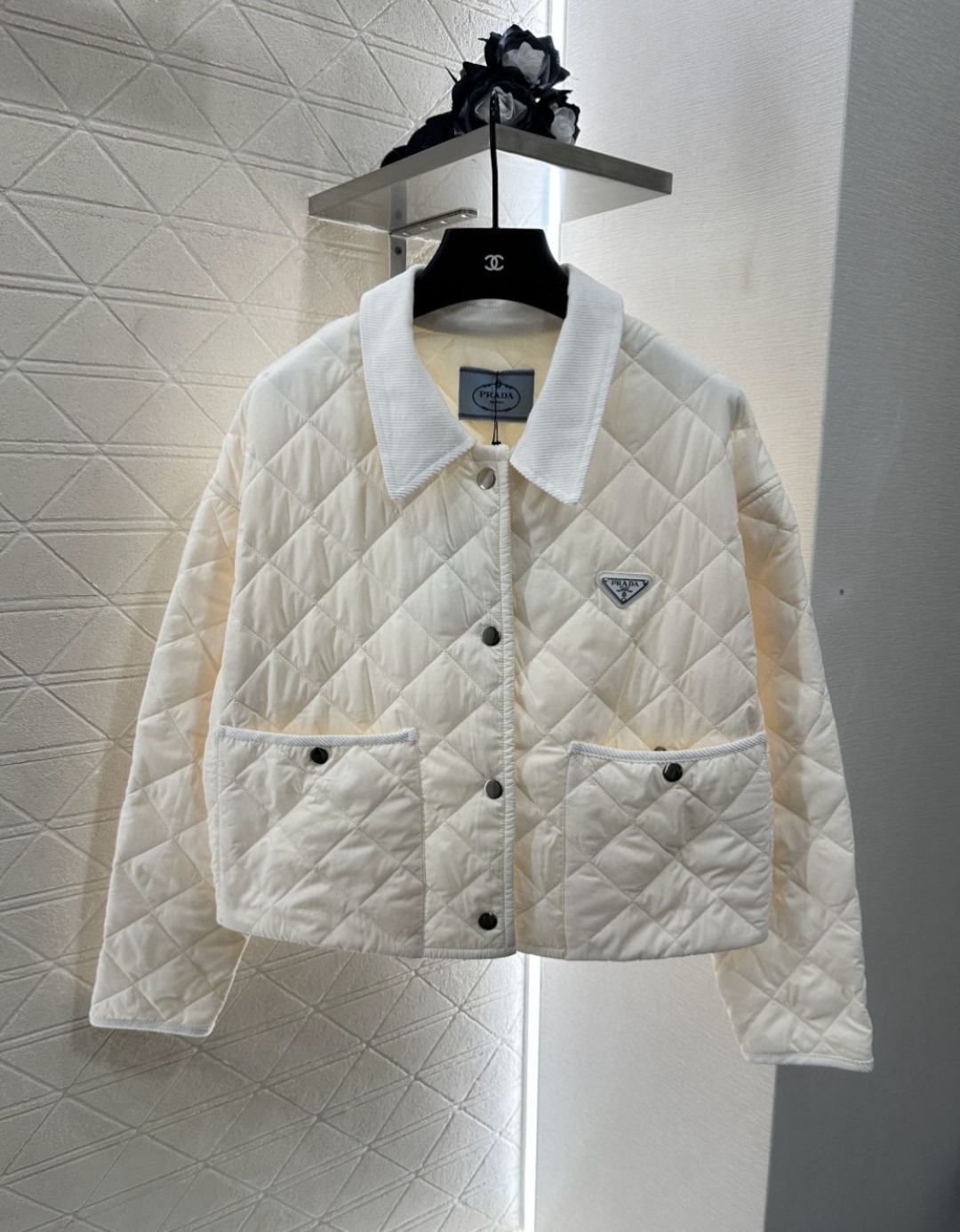 ♥Prad*♥2025新品上架
 灯芯绒领格纹短款棉服外套
定制YB外层防风防水尼龙材质 内里羽绒棉填充