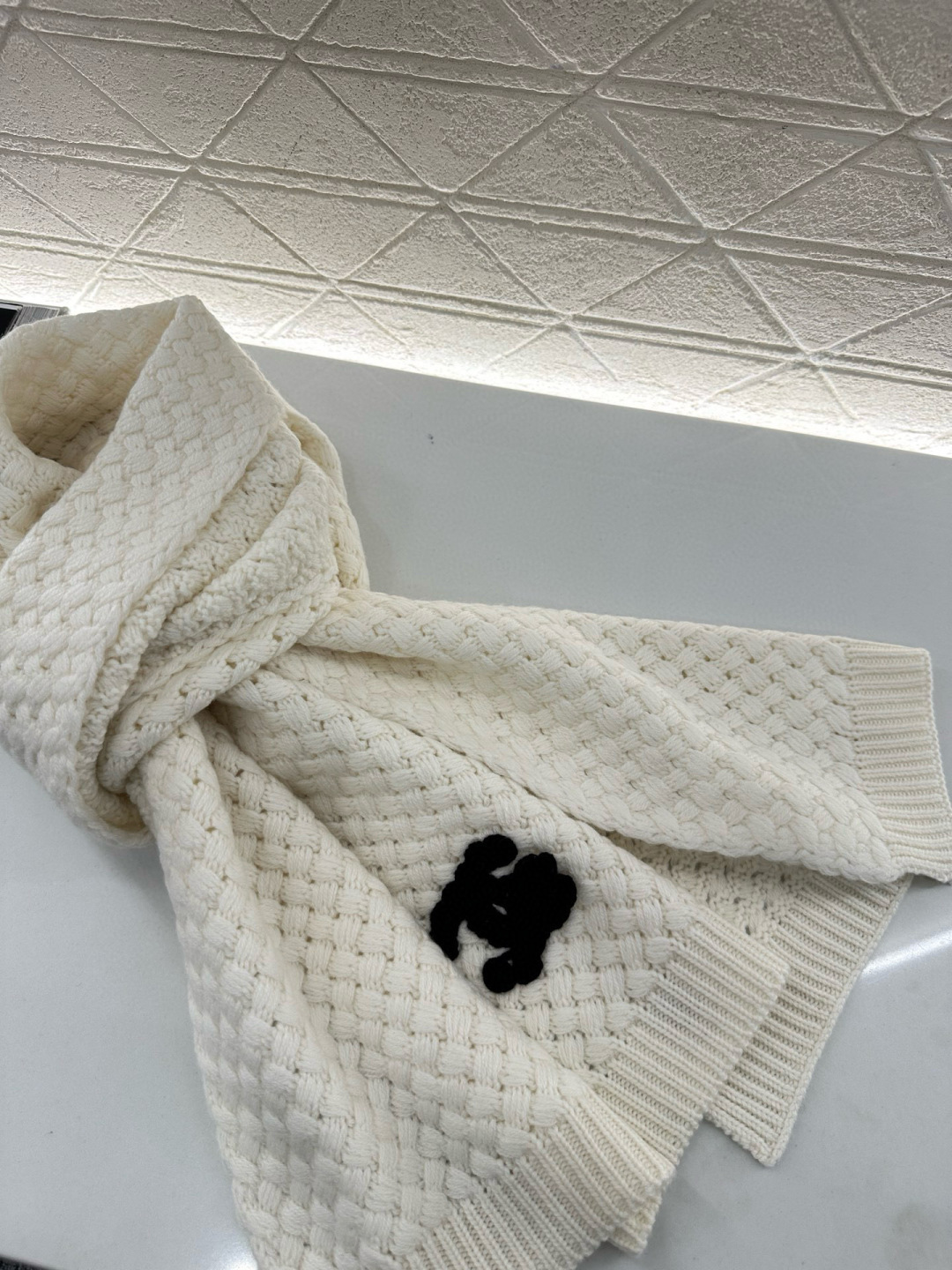 ♥Chane*♥2025新品上架
      双C徽标羊绒围巾
定制YB羊绒羊毛材质 亲肤柔软 保暖舒适