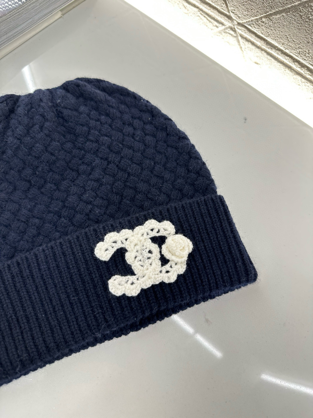 ♥Chane*♥2025新品上架
     双C徽标羊绒针织帽
定制YB羊绒羊毛材质 亲肤柔软 保暖舒适