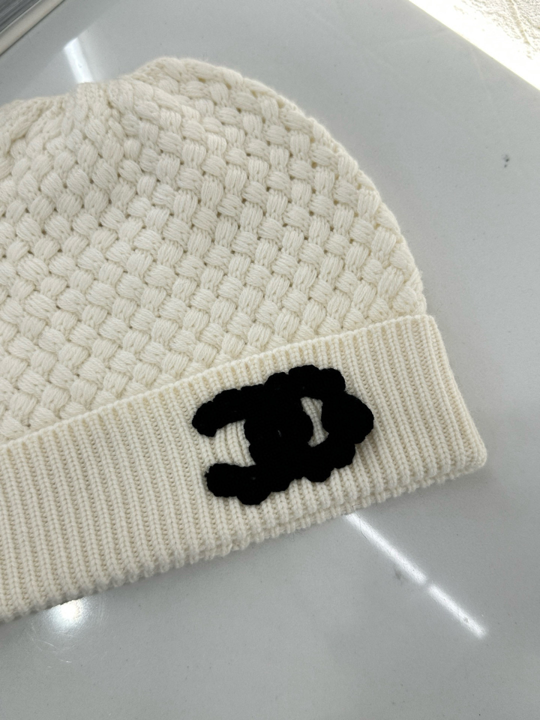 ♥Chane*♥2025新品上架
     双C徽标羊绒针织帽
定制YB羊绒羊毛材质 亲肤柔软 保暖舒适