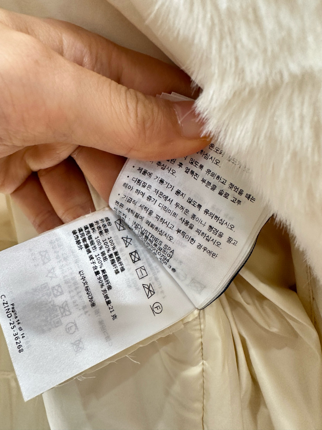 ♥Moncle♥2025新品上架
   泰迪毛绒按扣羽绒外套
前幅外层饰以泰迪毛绒材质 质感柔软舒适 躯