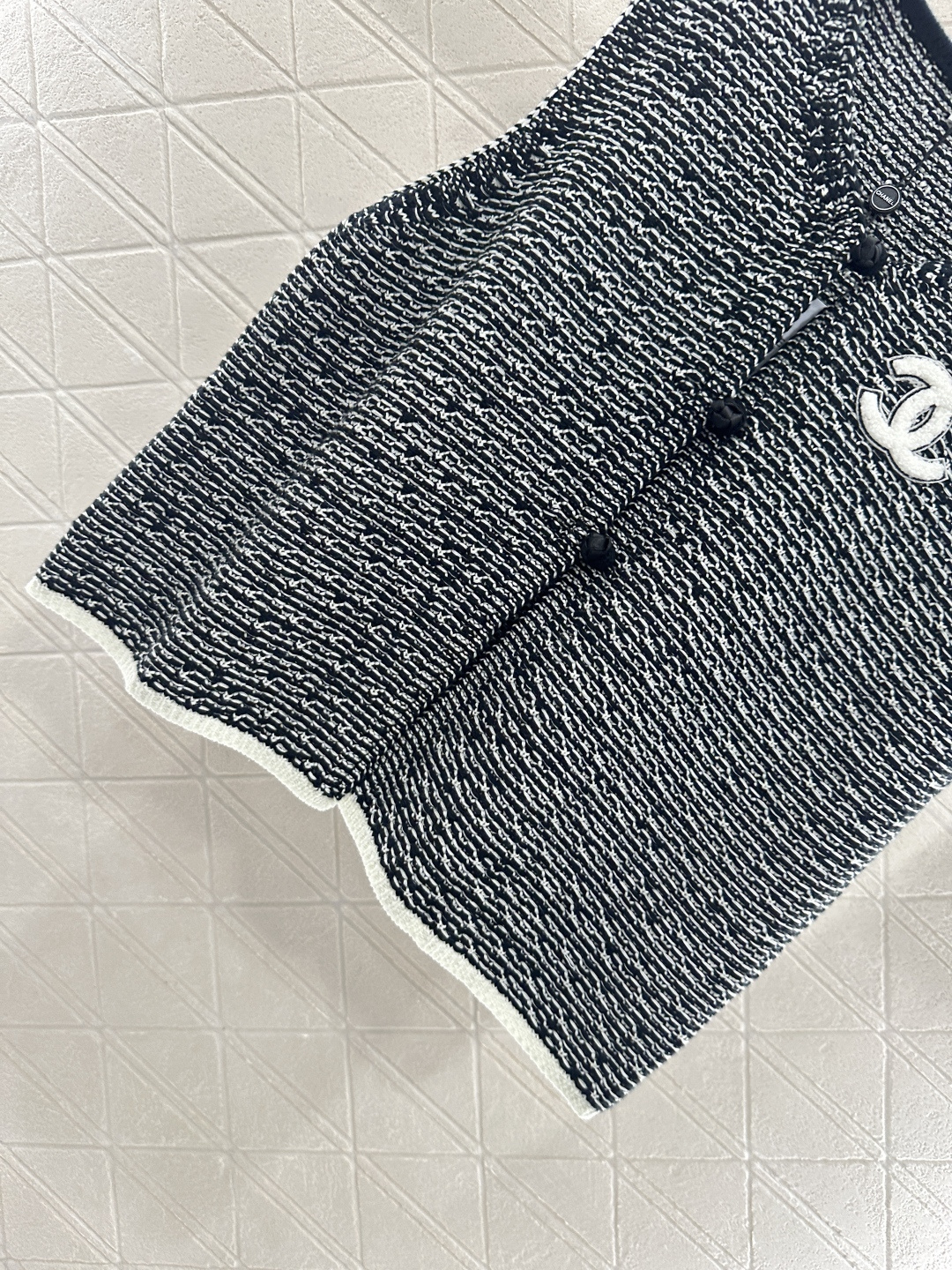 ♥Chane*♥2025新品上架
    中式盘扣针织马甲
定制YB棉毛纱线织造 质感高级舒适 圆领马甲