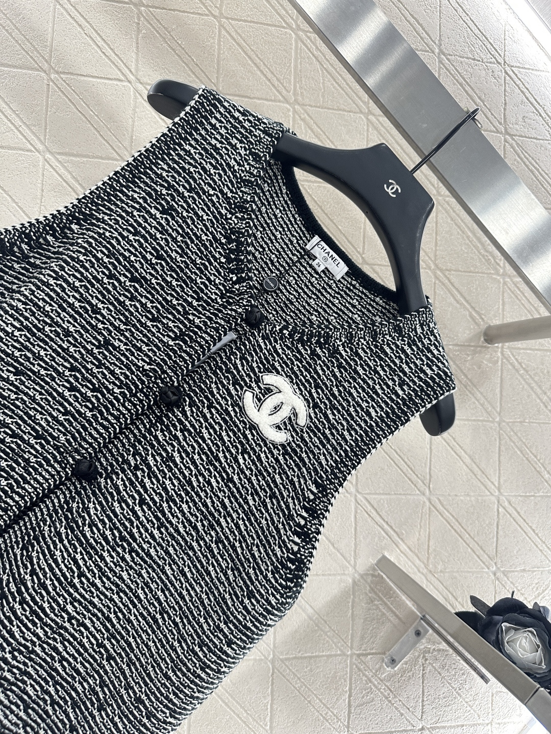 ♥Chane*♥2025新品上架
    中式盘扣针织马甲
定制YB棉毛纱线织造 质感高级舒适 圆领马甲
