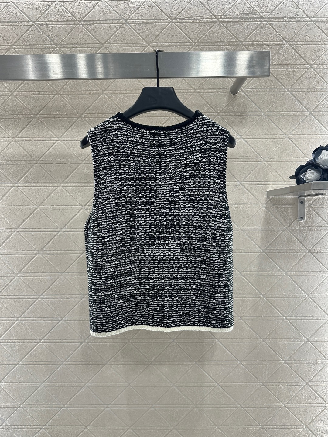 ♥Chane*♥2025新品上架
    中式盘扣针织马甲
定制YB棉毛纱线织造 质感高级舒适 圆领马甲