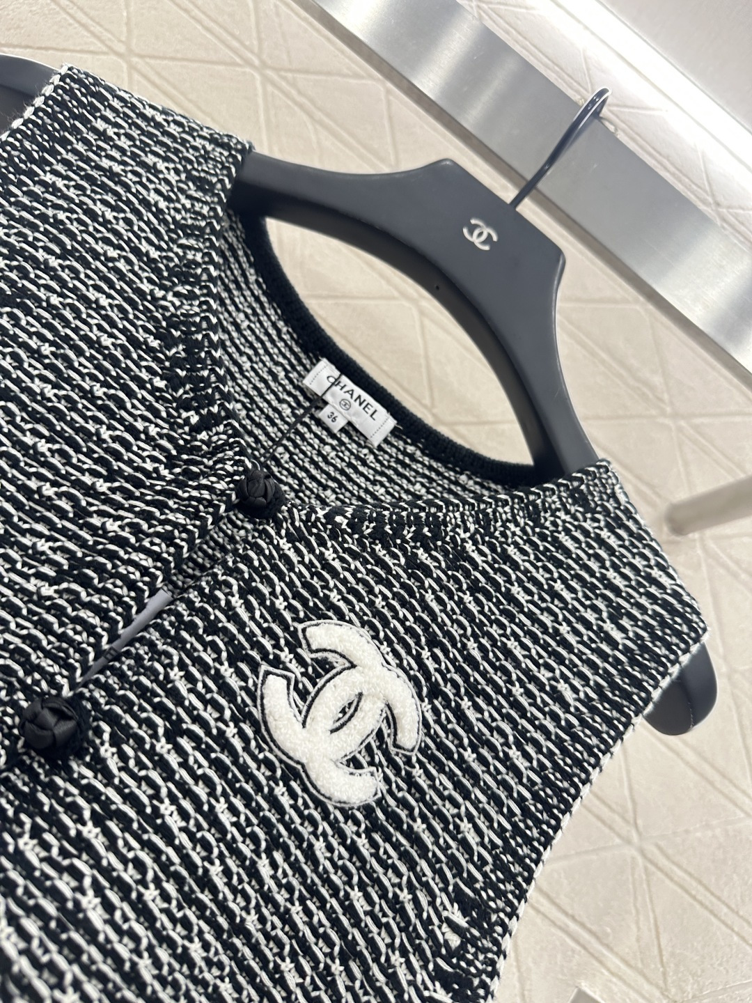 ♥Chane*♥2025新品上架
    中式盘扣针织马甲
定制YB棉毛纱线织造 质感高级舒适 圆领马甲