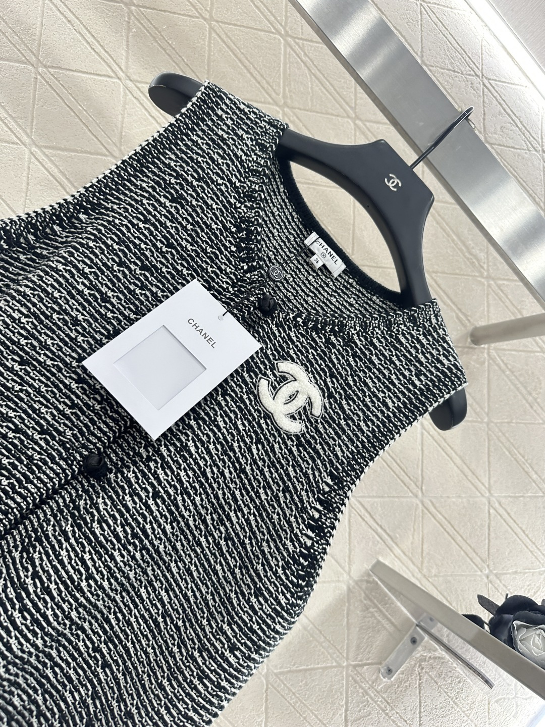 ♥Chane*♥2025新品上架
    中式盘扣针织马甲
定制YB棉毛纱线织造 质感高级舒适 圆领马甲