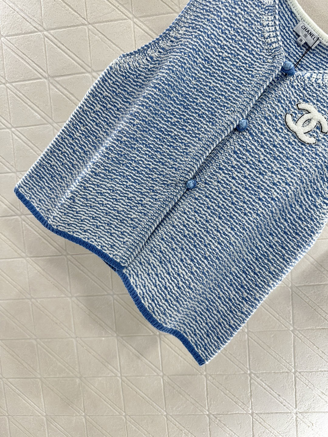 ♥Chane*♥2025新品上架
    中式盘扣针织马甲
定制YB棉毛纱线织造 质感高级舒适 圆领马甲