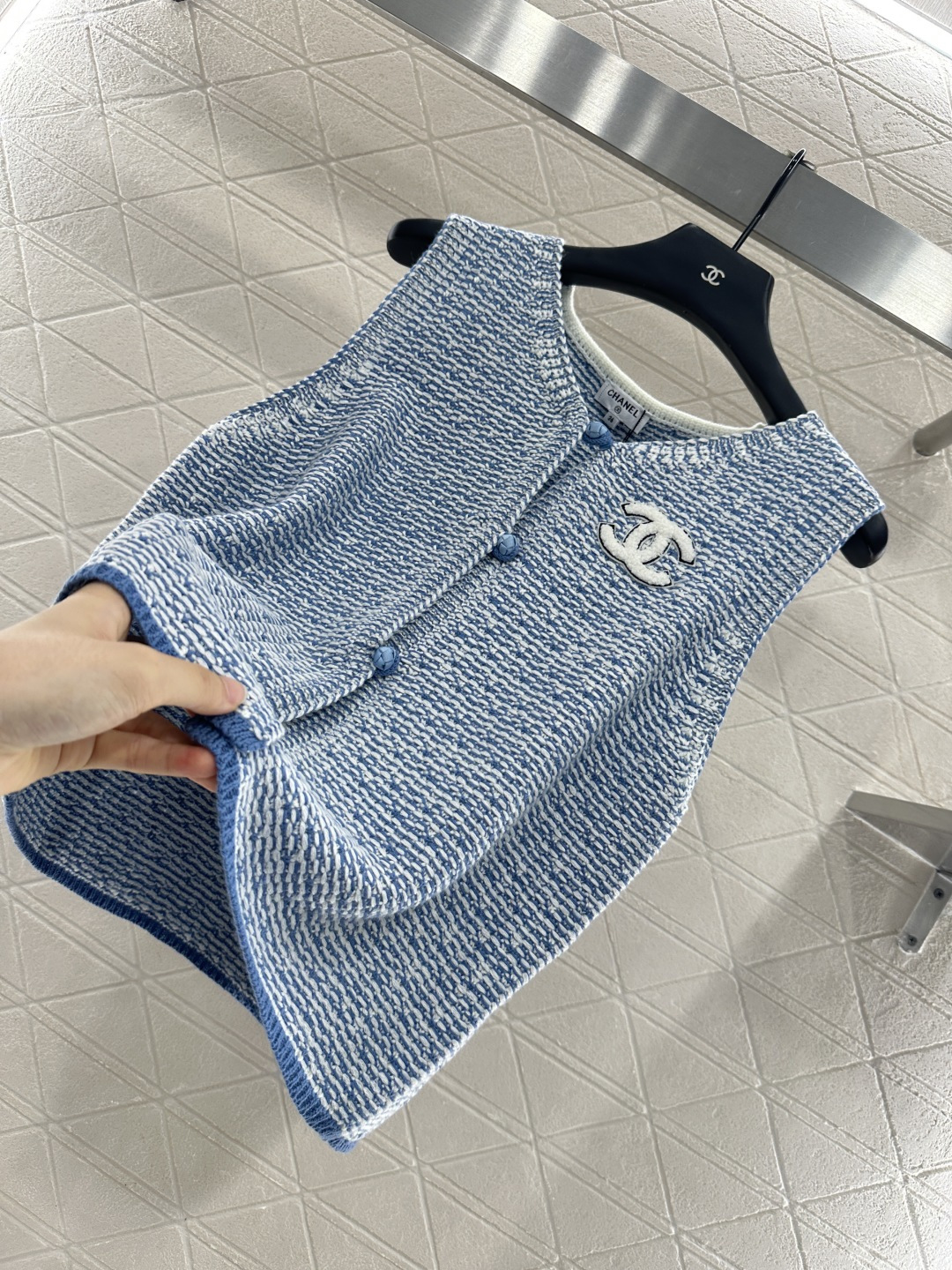 ♥Chane*♥2025新品上架
    中式盘扣针织马甲
定制YB棉毛纱线织造 质感高级舒适 圆领马甲