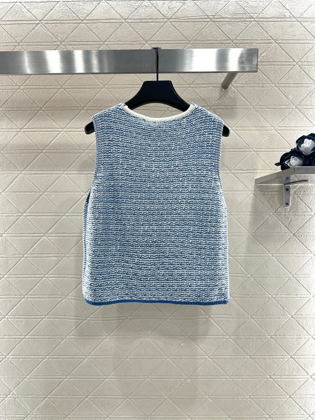 ♥Chane*♥2025新品上架
    中式盘扣针织马甲
定制YB棉毛纱线织造 质感高级舒适 圆领马甲