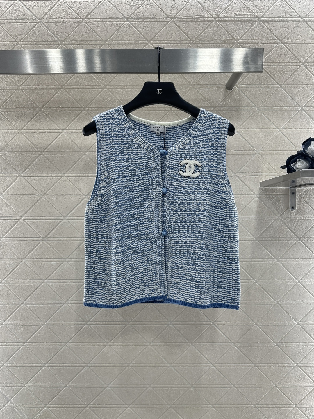 ♥Chane*♥2025新品上架
    中式盘扣针织马甲
定制YB棉毛纱线织造 质感高级舒适 圆领马甲