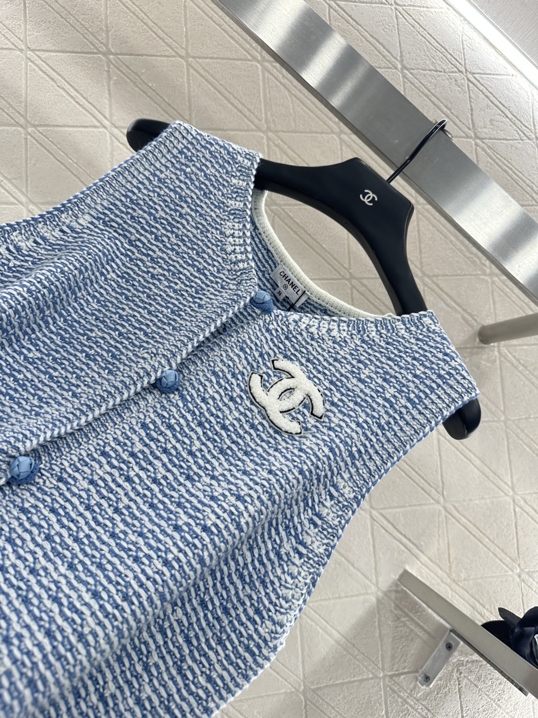 ♥Chane*♥2025新品上架
    中式盘扣针织马甲
定制YB棉毛纱线织造 质感高级舒适 圆领马甲