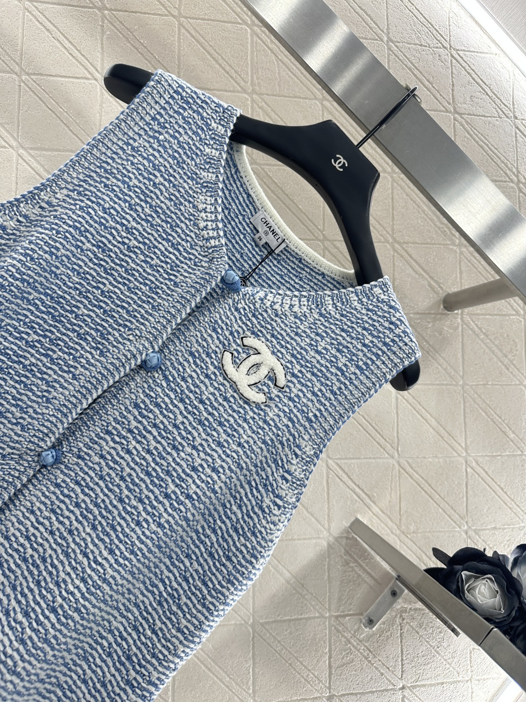 ♥Chane*♥2025新品上架
    中式盘扣针织马甲
定制YB棉毛纱线织造 质感高级舒适 圆领马甲