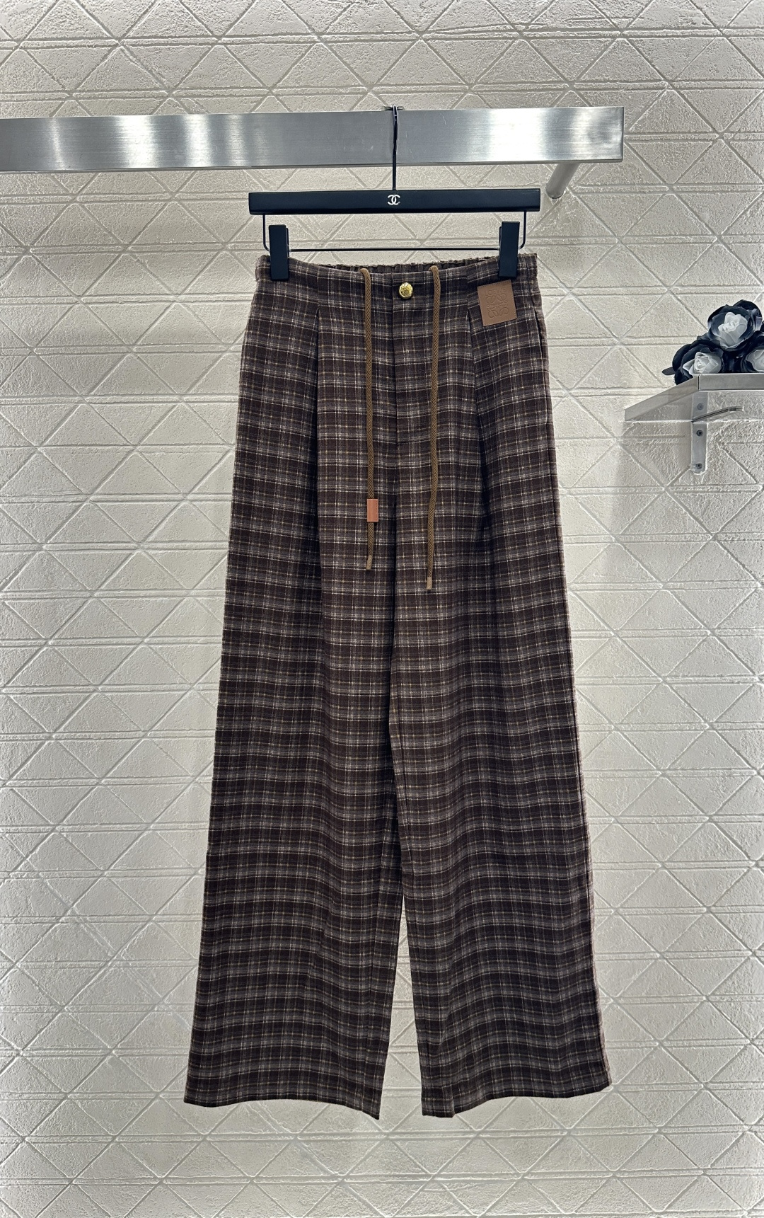 ♥Loew*♥2025新品上架
    格纹抽绳休闲阔腿长裤
定制YB斜纹全棉材质 面料柔挺舒适 垂顺有