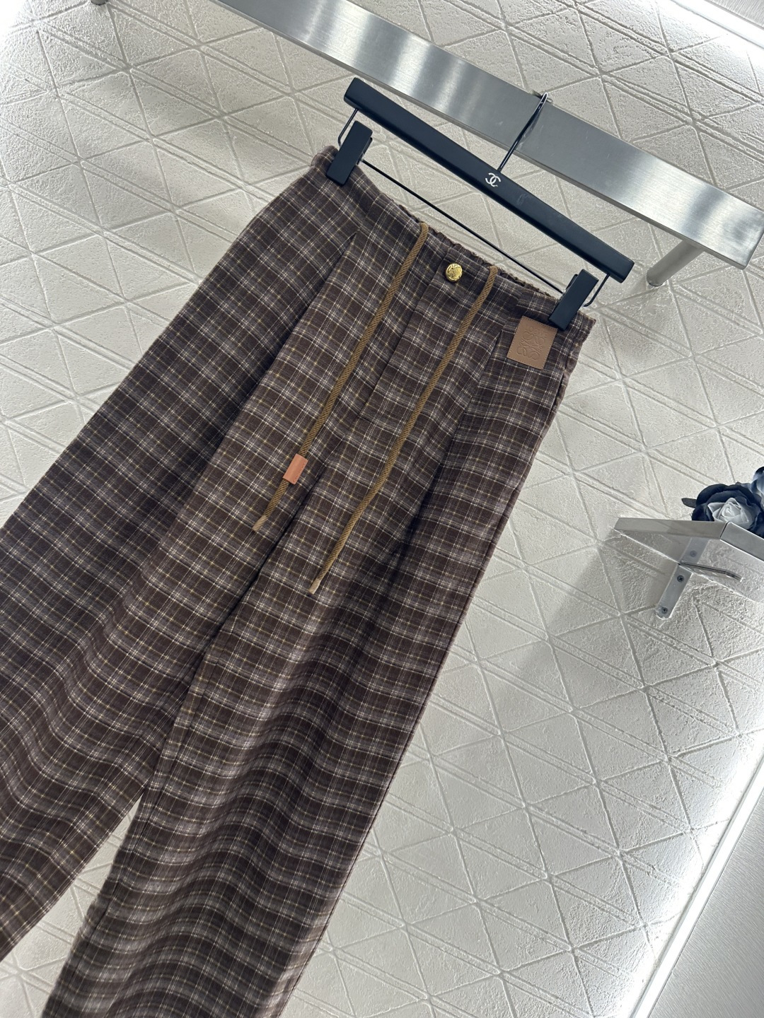 ♥Loew*♥2025新品上架
    格纹抽绳休闲阔腿长裤
定制YB斜纹全棉材质 面料柔挺舒适 垂顺有